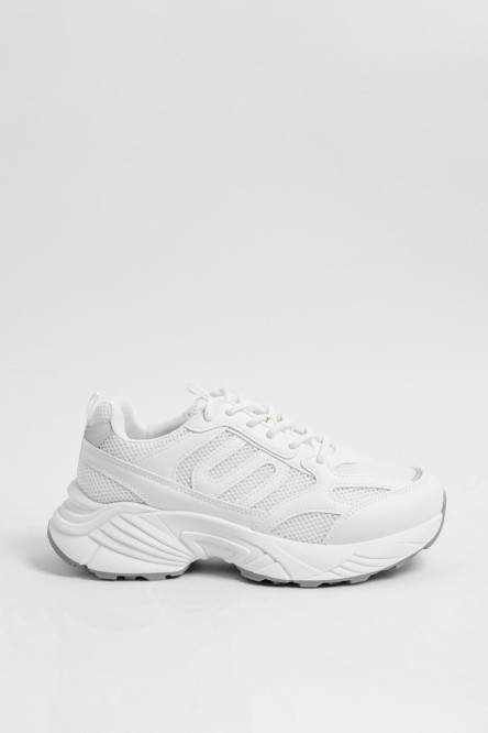 Tenis deportivos blancos de plataforma con detalles en malla