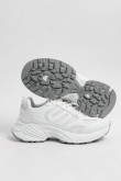 Tenis deportivos blancos de plataforma con detalles en malla