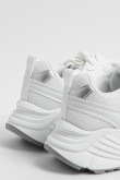 Tenis deportivos blancos de plataforma con detalles en malla