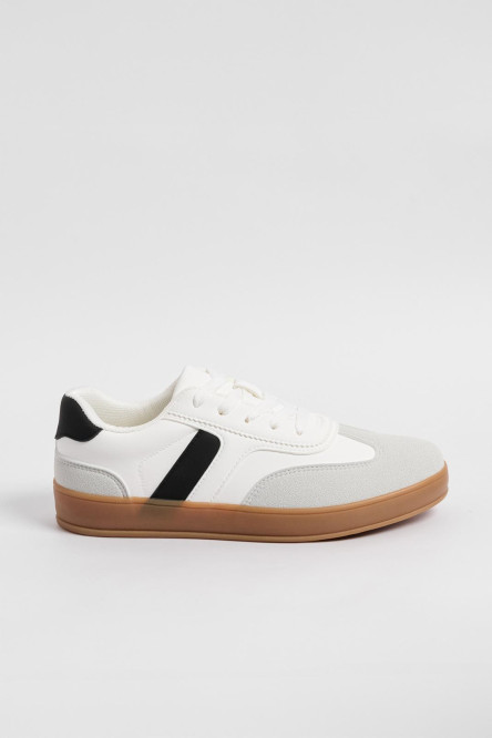 Tenis cremas claros casuales con suelas planas y contrastes
