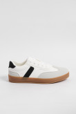 Tenis cremas claros casuales con suelas planas y contrastes