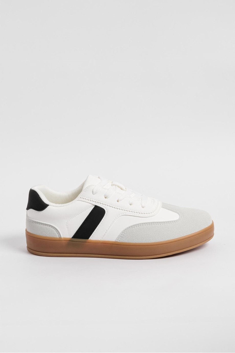 Tenis cremas claros casuales con suelas planas y contrastes