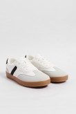 Tenis cremas claros casuales con suelas planas y contrastes