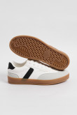 Tenis cremas claros casuales con suelas planas y contrastes