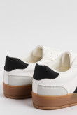 Tenis cremas claros casuales con suelas planas y contrastes