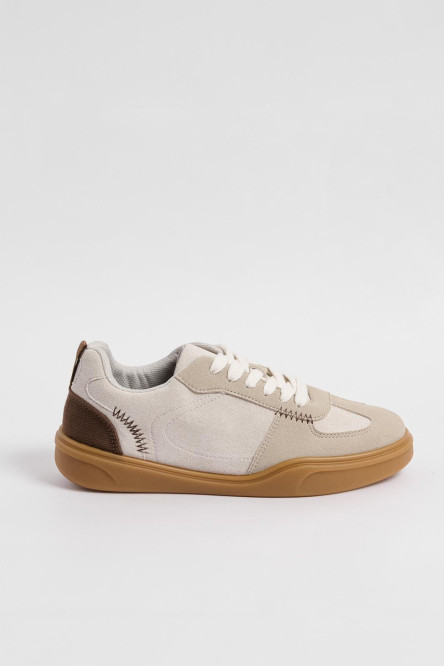 Tenis casuales kakis claros con costuras decorativas