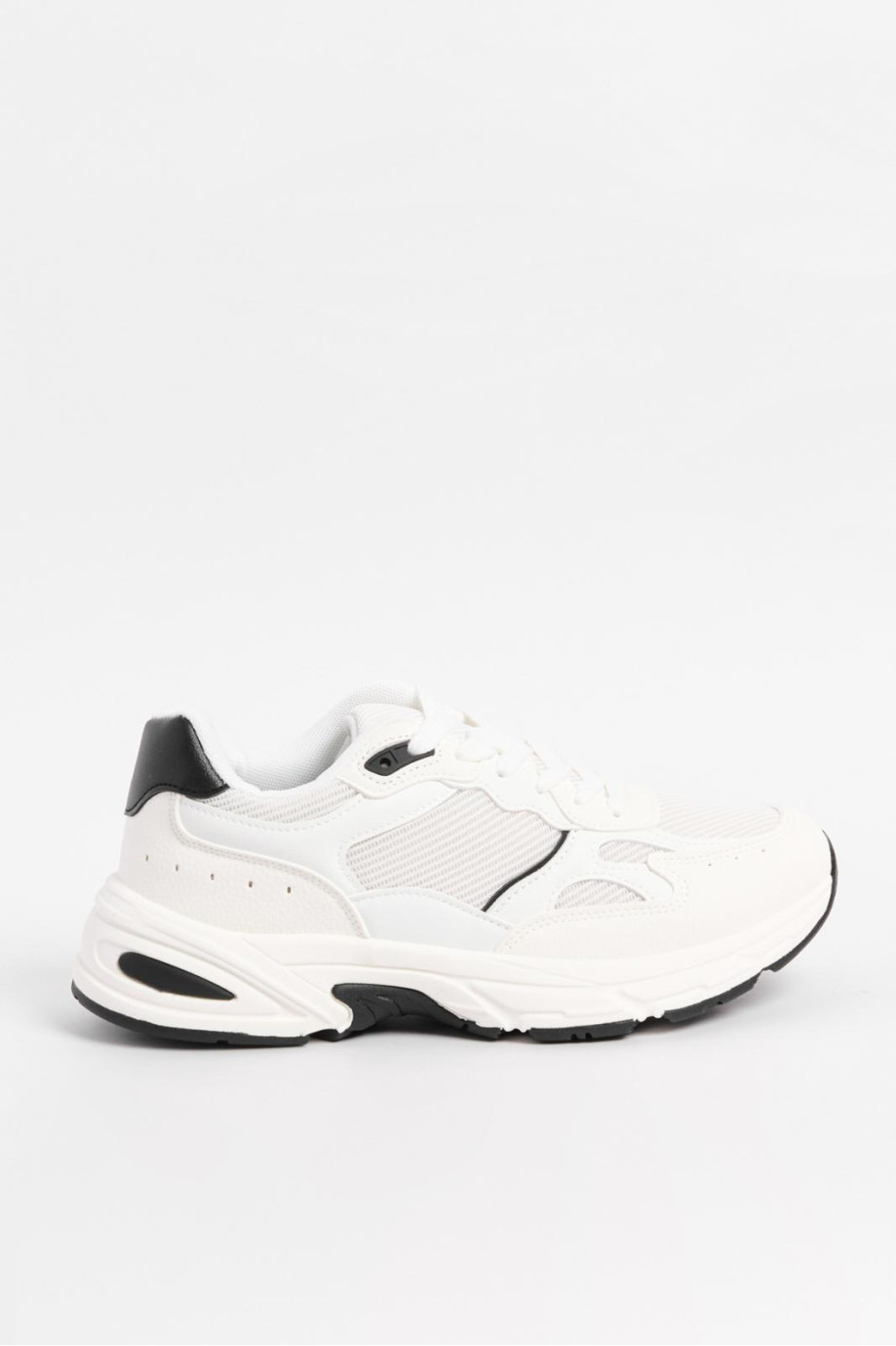 Tenis blancos tipo deportivos con detalles en malla