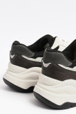 Tenis de plataforma blancos con contrastes negros