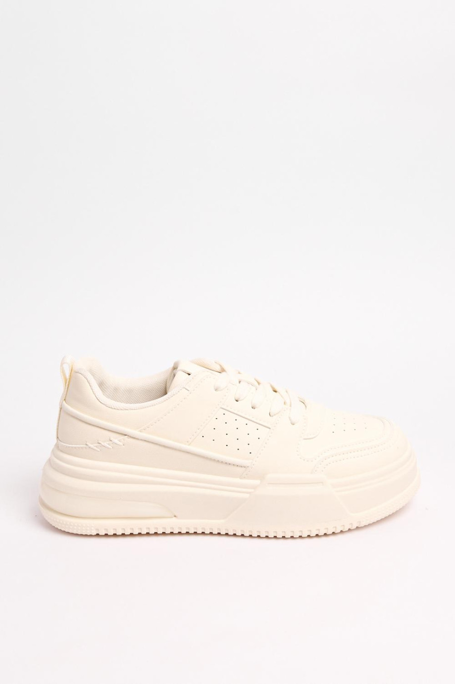 Tenis de plataforma cremas con perforaciones localizadas