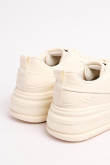 Tenis de plataforma cremas con perforaciones localizadas