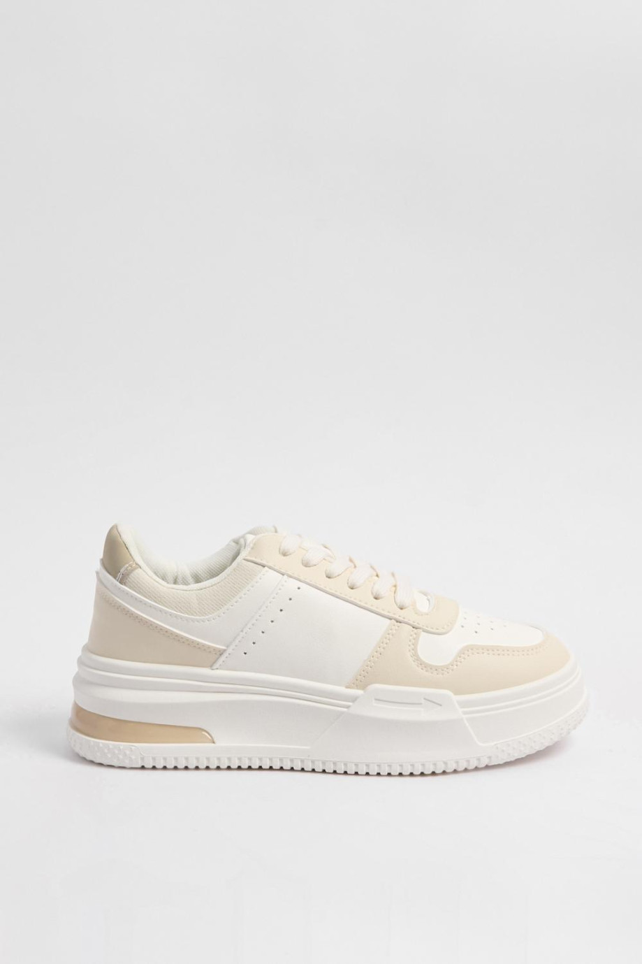 Tenis de plataforma cremas con paneles en contraste