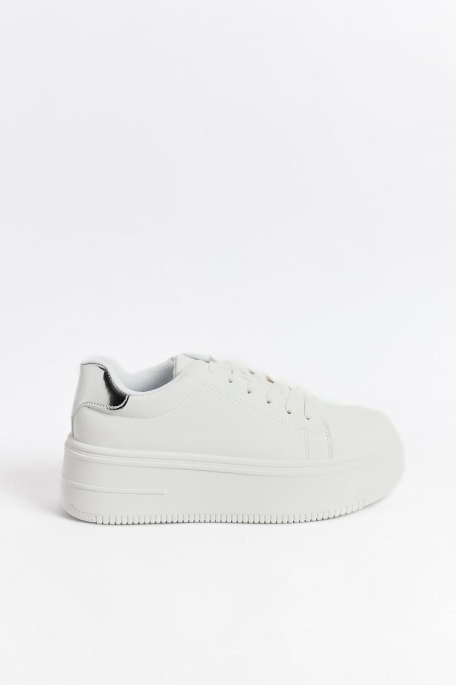 Tenis de plataforma blancos con contraste posterior plateado