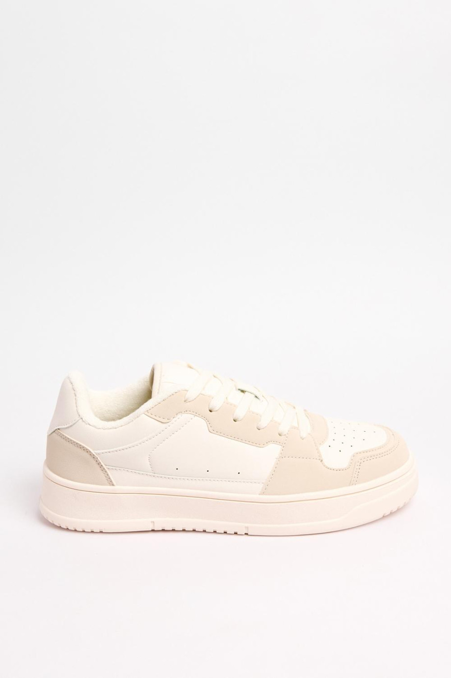 Tenis urbanos en color azul y kaki claro de  suela plana.