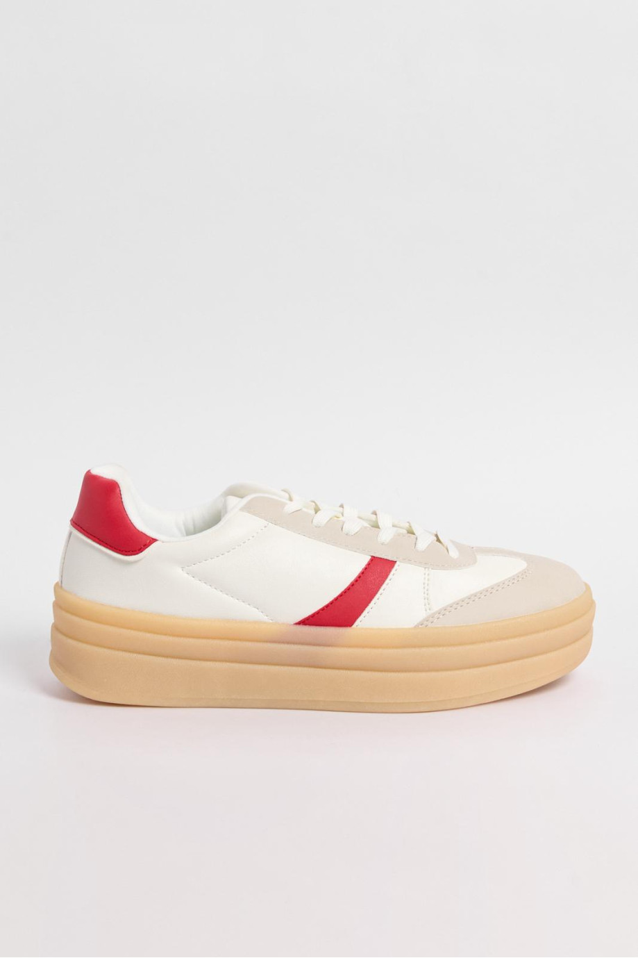 Tenis cremas claros de plataforma con contrastes rojos