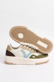 Tenis de plataforma en color crema claro con contraste verde y azul.
