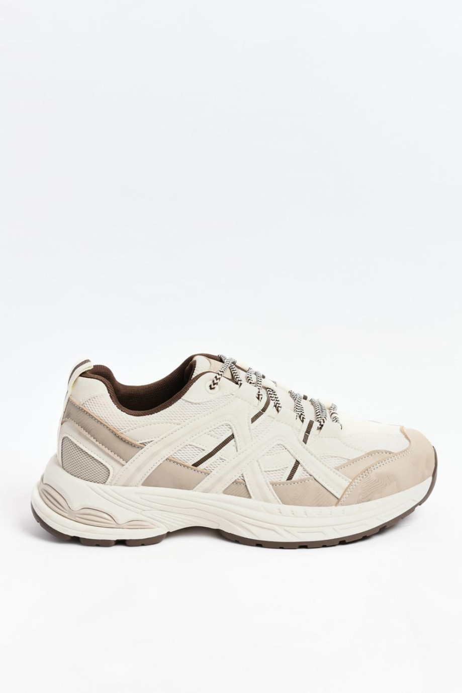 Tenis kakis de plataforma con cortes y paneles en malla