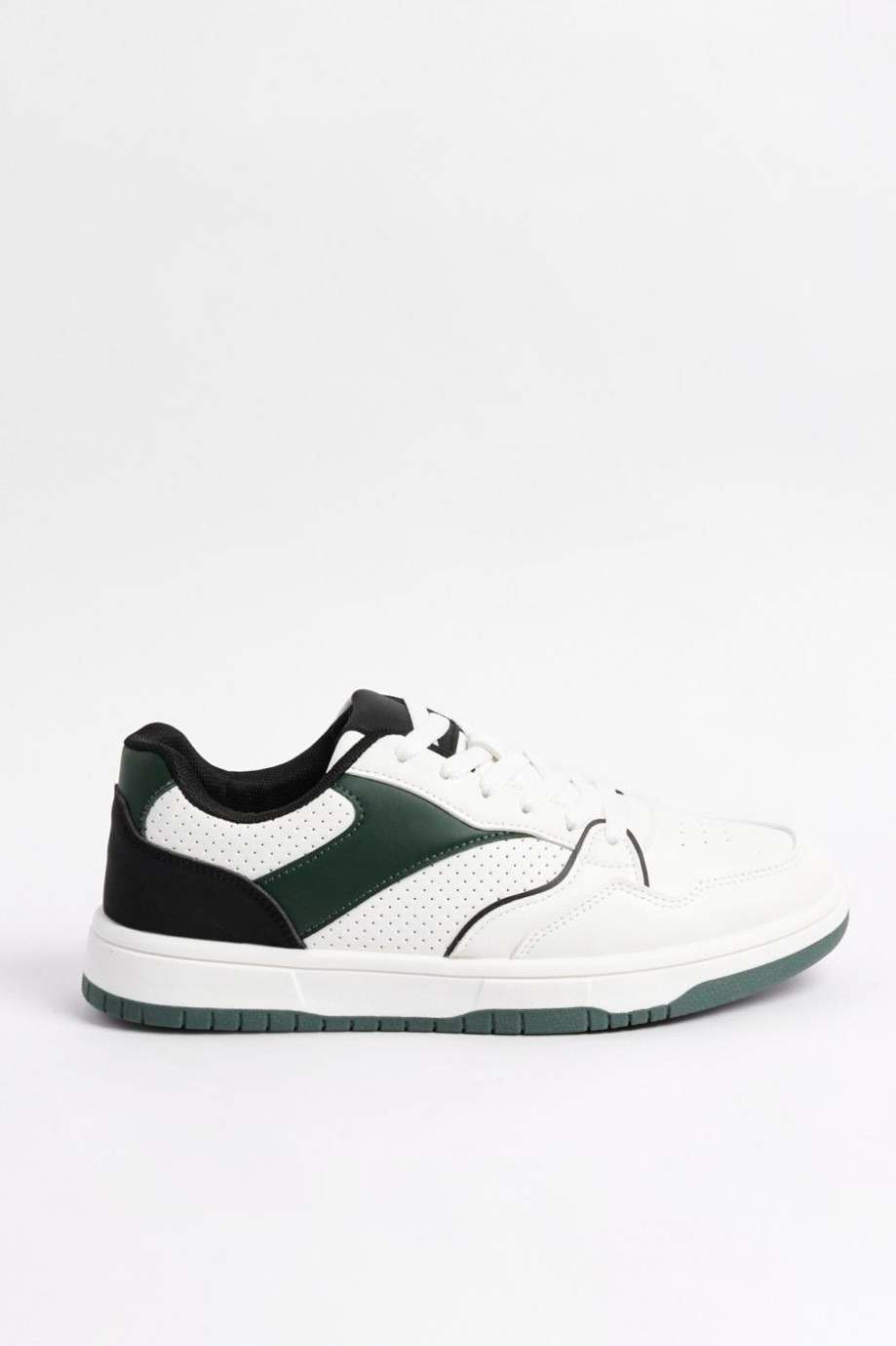 Tenis casuales blancos con perforaciones y contrastes verdes