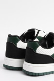 Tenis casuales blancos con perforaciones y contrastes verdes