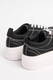Tenis negros casuales de plataforma con costuras blancas