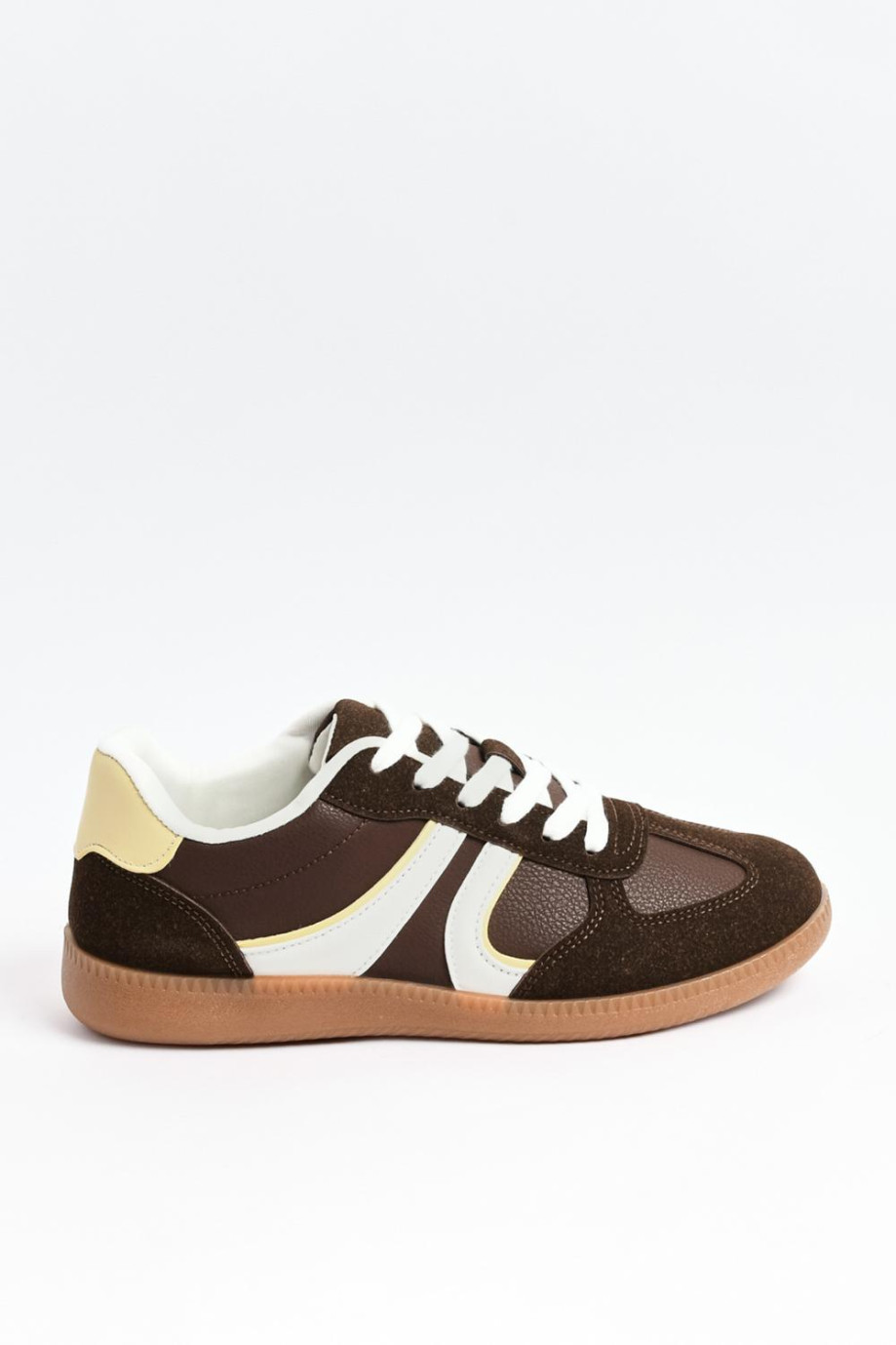 Tenis urbanos en color cafe oscuro con contraste en blanco y amarillo.