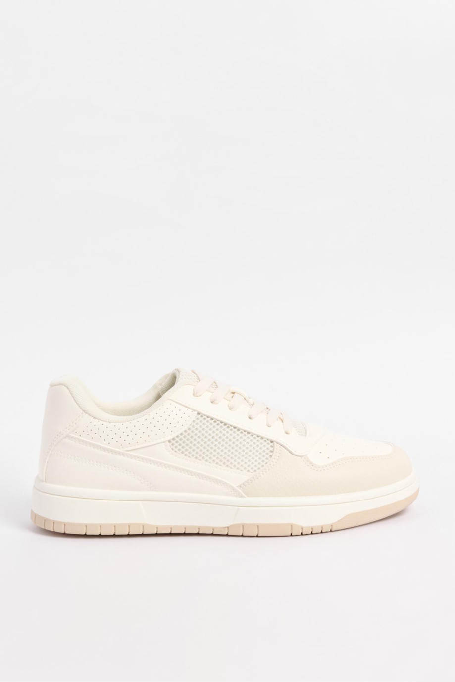 Tenis urbanos tipo skate en color crema con piezas en kaki claro.