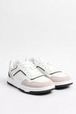 Tenis blancos casuales con perforaciones y contrastes
