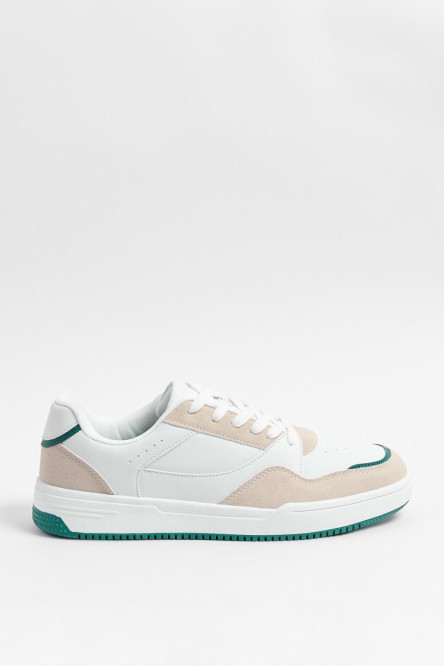 Tenis casuales blancos con cortes en contraste