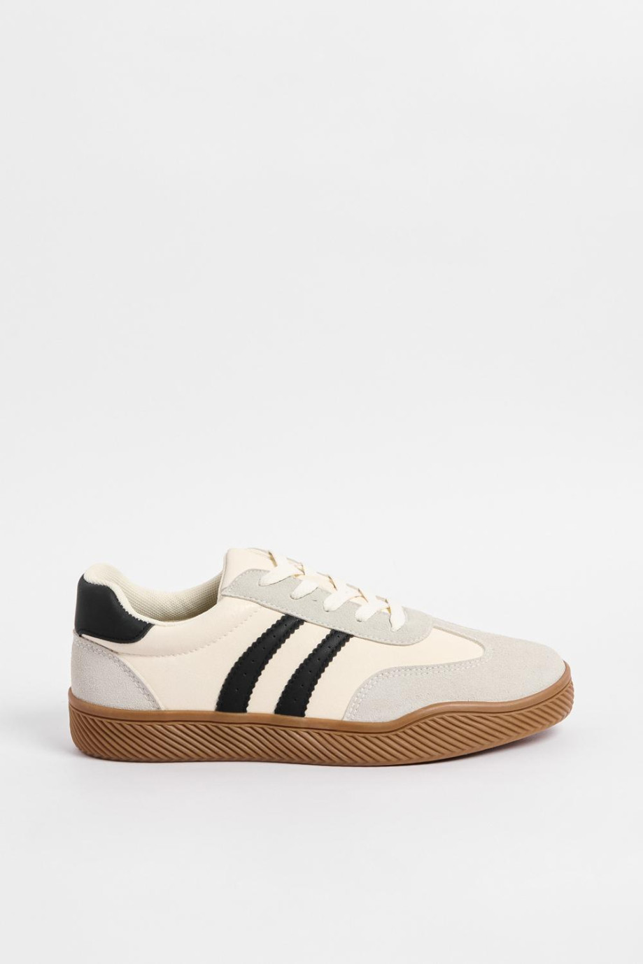 Tenis urbanos en color blanco y azul con suela contraste.