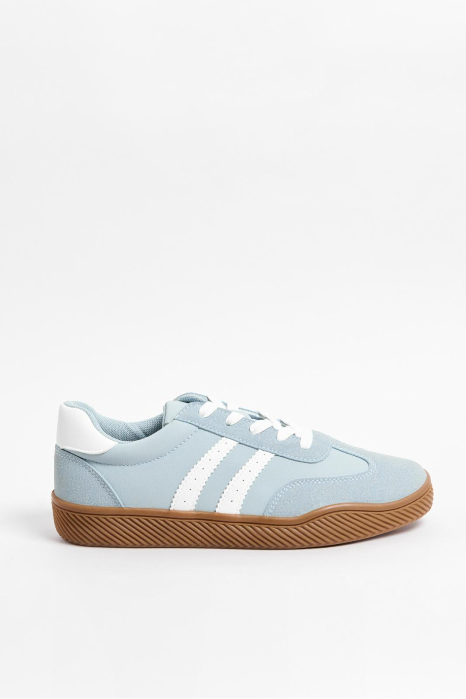 Tenis urbanos en color blanco y azul con suela contraste.