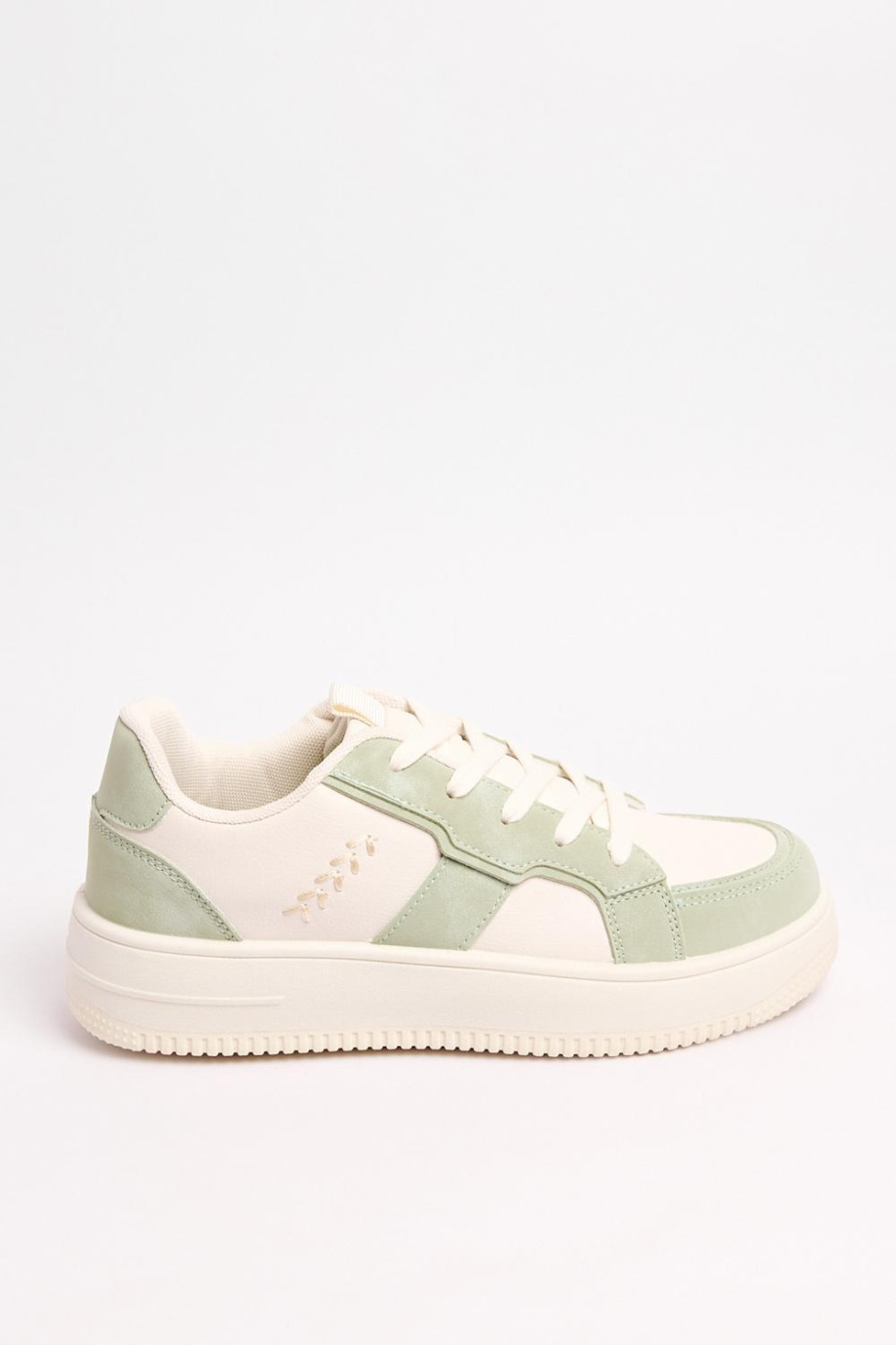 Tenis verdes claros casuales con cortes blancos