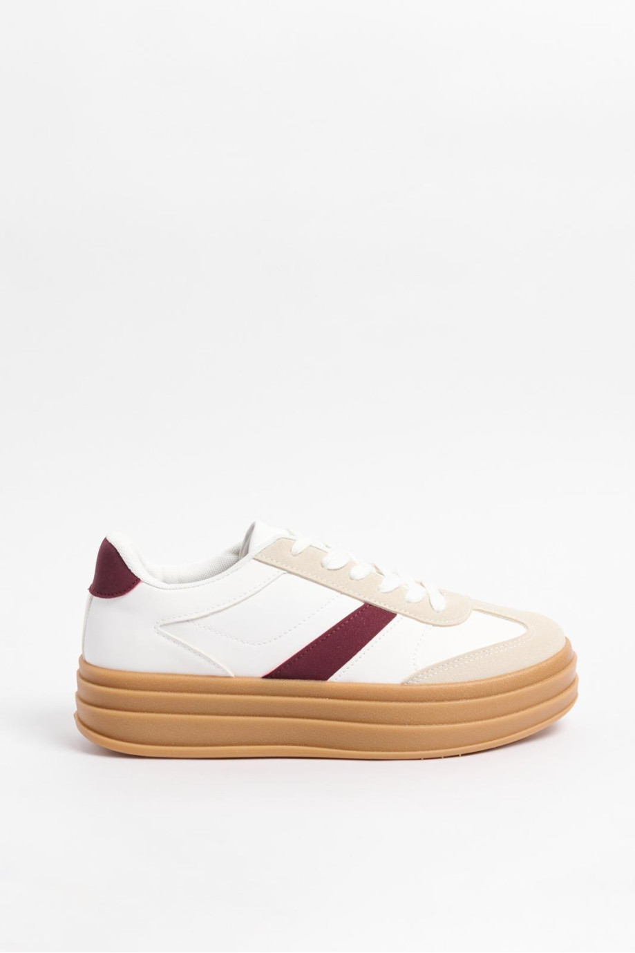 Tenis blancos casuales con contrastes y corte delantero