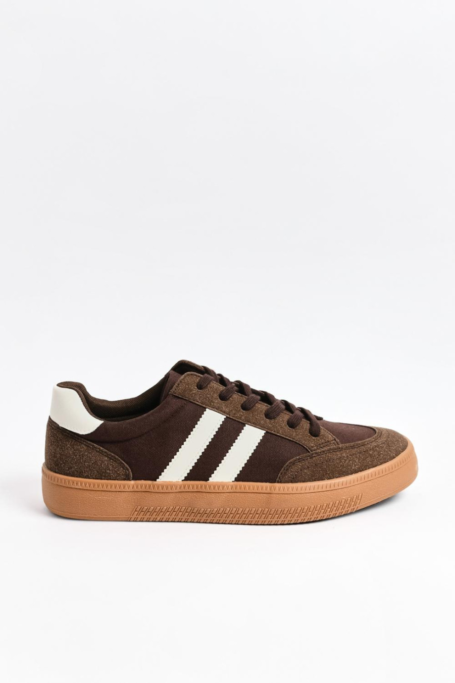 Tenis unicolores casuales con suelas planas en contraste