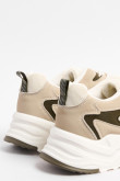 Tenis cremas claros de plataforma con contrastes localizados