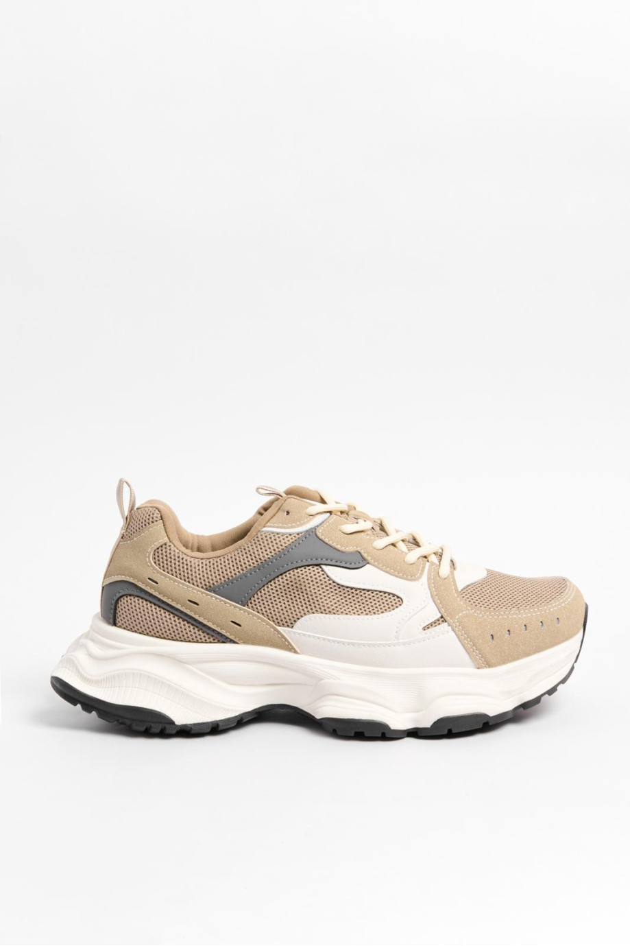 Tenis de plataforma cafés con cortes en contraste