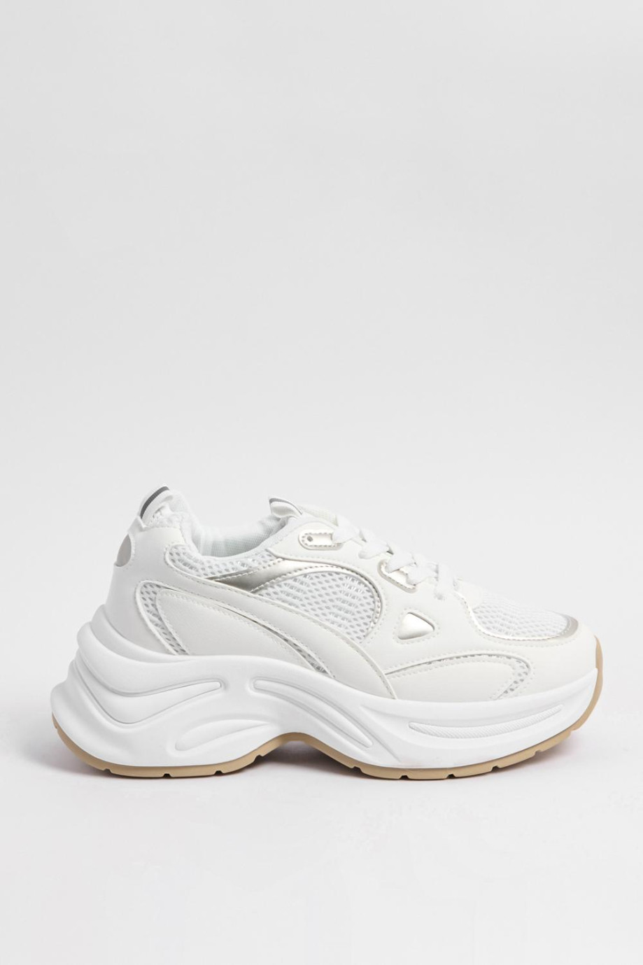 Tenis chunky color crema con detalles rosados.