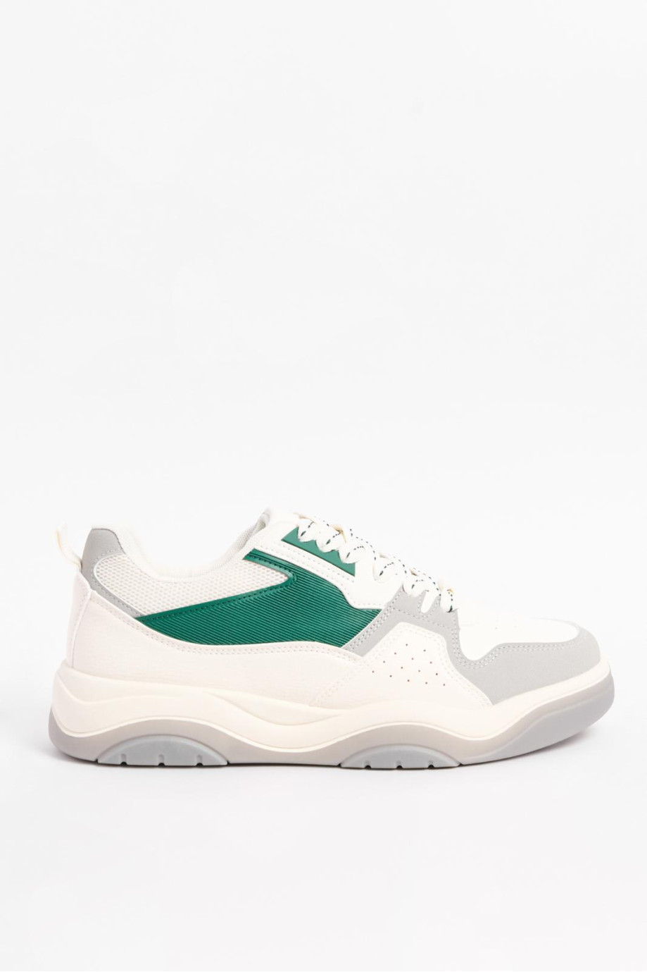 Tenis cremas casuales con contrastes localizados