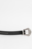 Cinturón femenino en color negro, con aplique de taches metálicos.