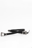 Cinturón negro con hebilla metálica contramarcada