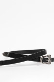 Cinturón negro con hebilla metálica contramarcada