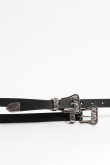 Cinturón negro con hebilla metálica contramarcada