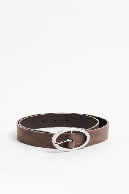 Cinturón café oscuro con hebilla ovalada plateada