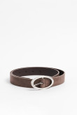 Cinturón café oscuro con hebilla ovalada plateada