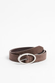 Cinturón café oscuro con hebilla ovalada plateada
