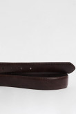 Cinturón café oscuro con doble trabilla y hebilla negra