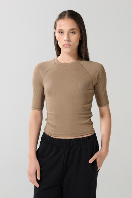 Camiseta manga ranglan corta unicolor con texturas de canal