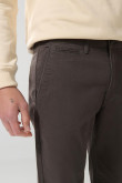 Pantalón slim unicolor en dril tiro medio con bolsillos