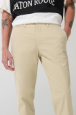 Pantalón slim unicolor en dril tiro medio con bolsillos