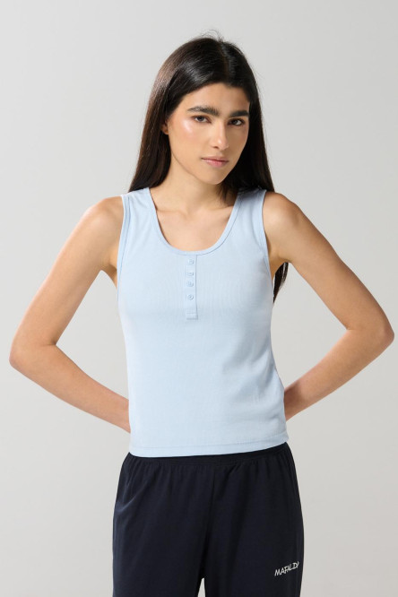 Camiseta unicolor con botones y manga sisa