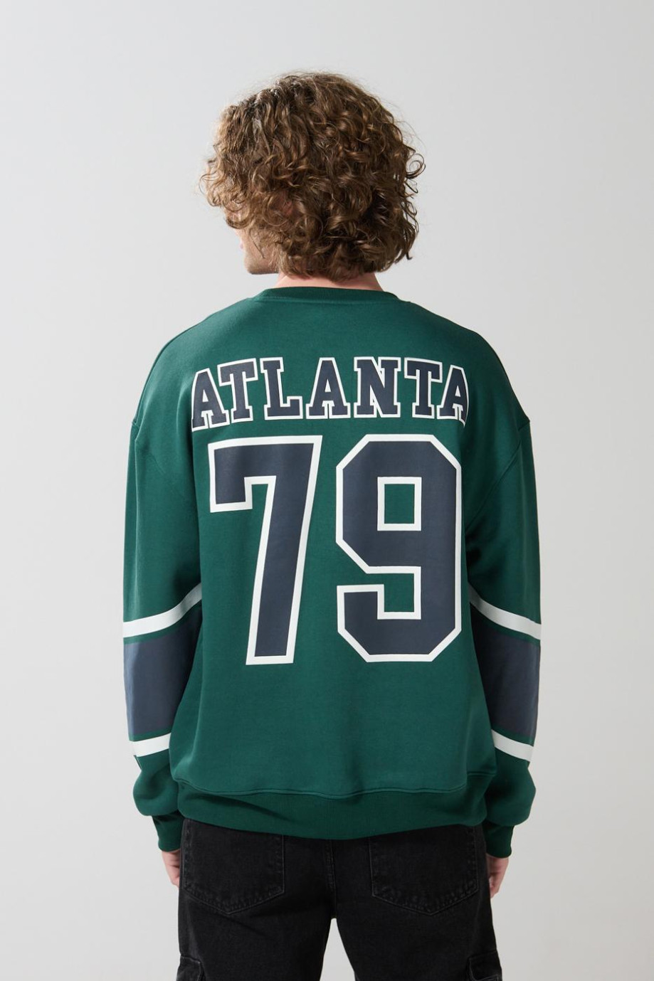 Buzo verde oscuro cuello redondo oversize college