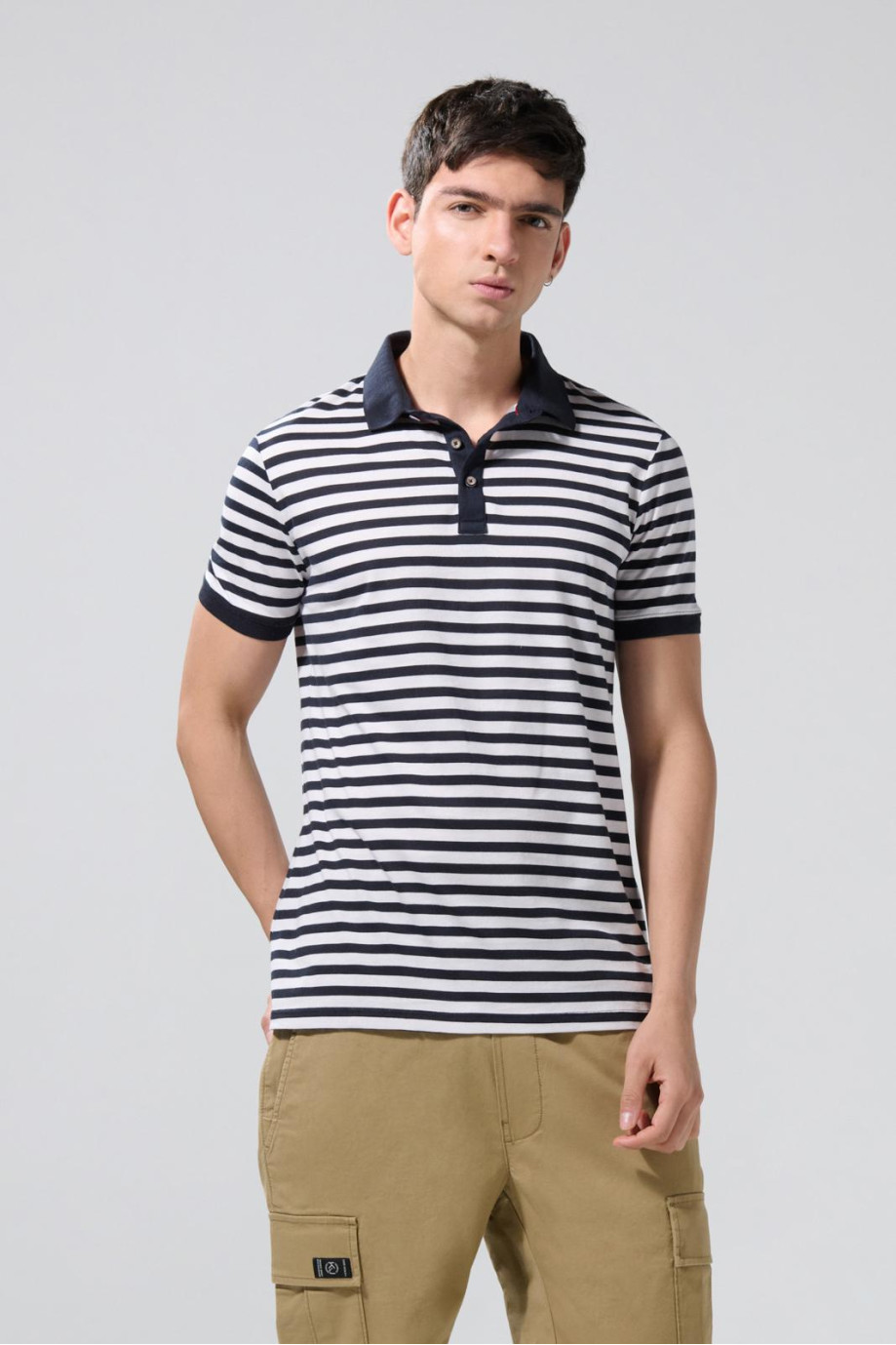 Camiseta polo azul intensa a rayas con manga corta